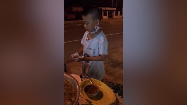 หนุ่มสาวนั่งกินปิ้งย่างเจอเด็กขายดอกไม้แอบกระซิบขอกินหมู 1 ชิ้น ก่อนกลับยังขอห่อไปให้น้อง