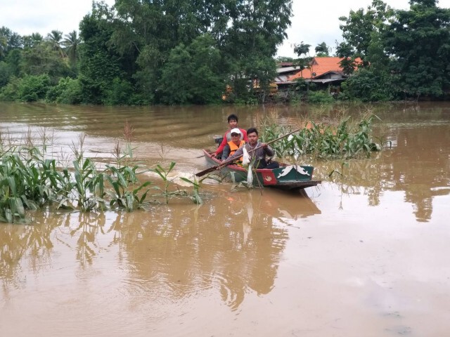 เร่งนำเรืออพยพชาวบ้านออกพื้นที่เสี่ยงน้ำท่วม
