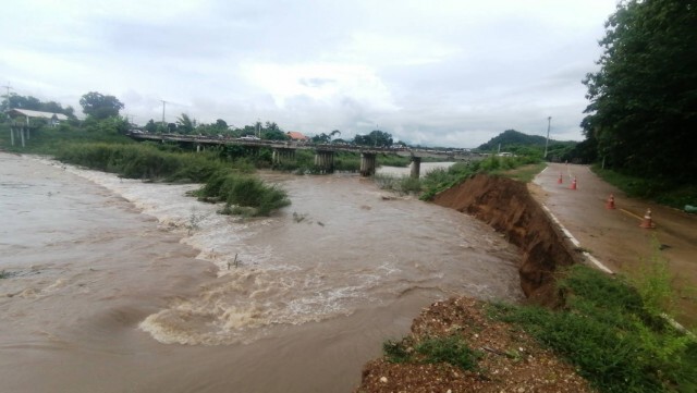 น้ำป่ากัดเซาะตลิ่งถนนเลียบลำน้ำแม่ต๋ำ พังทลาย