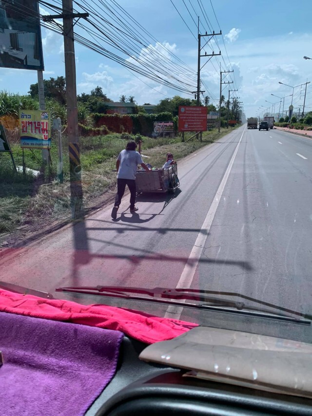 หนุ่มเจอสองพ่อลูกเข็นรถข้ามถนนหวิดโดนชน นึกสงสารรีบช่วยเท่าที่ทำได้
