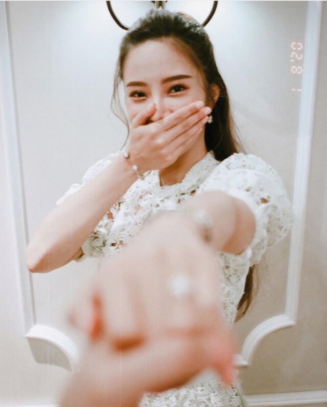 "แจม เนโกะจัมพ์" เผยภาพลองชุดแต่งงาน สุดอลังการ