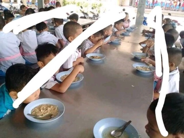 ผู้ปกครองสุดทน ข้าวกลางวันลูกกินแค่บะหมี่อืดๆ เห็นภาพแล้วถึงว่าบ่นหิวทุกวัน
