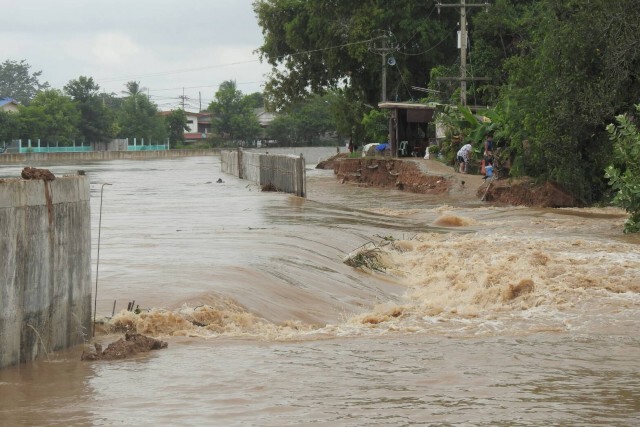 น้ำท่วมสุโขทัยยังวิกฤต-เสาไฟล้มกว่า 20 ต้น