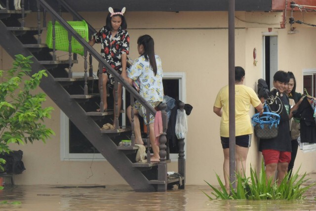 น้ำท่วมสุโขทัยยังวิกฤต-เสาไฟล้มกว่า 20 ต้น