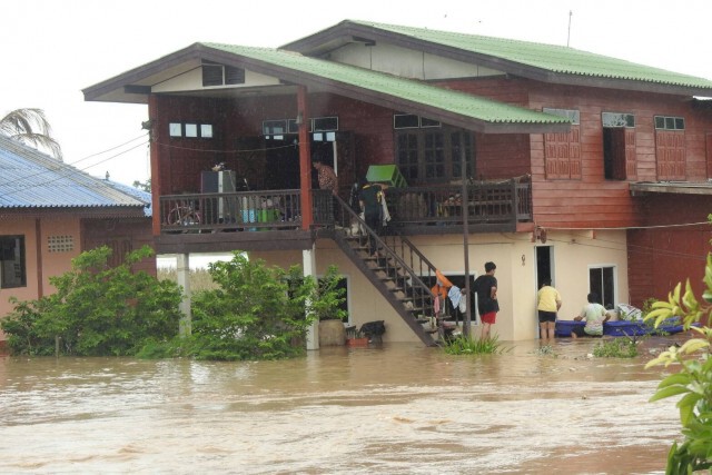น้ำท่วมสุโขทัยยังวิกฤต-เสาไฟล้มกว่า 20 ต้น