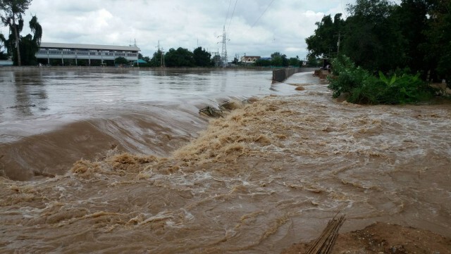 น้ำท่วมสุโขทัยยังวิกฤต-เสาไฟล้มกว่า 20 ต้น