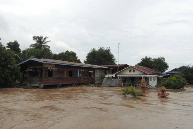 น้ำท่วมสุโขทัยยังวิกฤต-เสาไฟล้มกว่า 20 ต้น