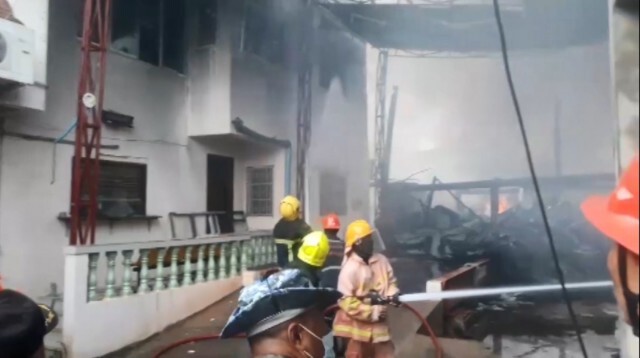 ไฟไหม้บ้าน หวิดลามเข้าตลาดนัดตอนเย็น