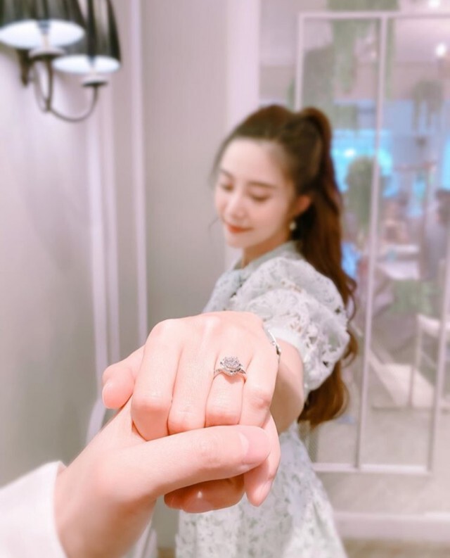 "แจม เนโกะจัมพ์" เผยภาพลองชุดแต่งงาน สุดอลังการ