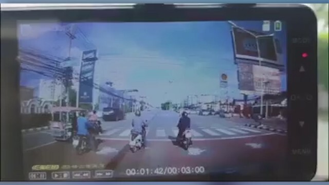 กล้องหน้ารถจับภาพ รถตู้ฝ่าไฟแดงเหยียบมิด ไม่มีเบรกชนเต็มๆ จยย.ดับ