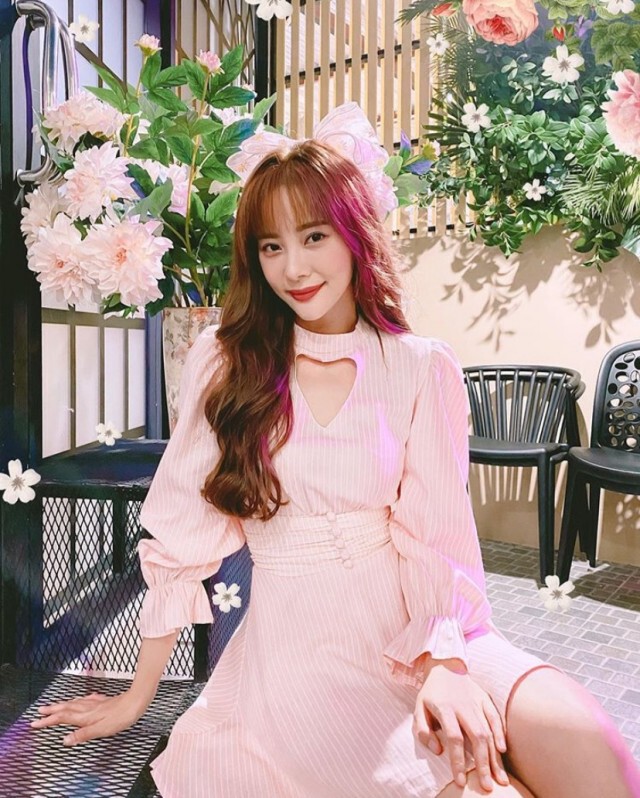 "แจม เนโกะจัมพ์" เผยภาพลองชุดแต่งงาน สุดอลังการ