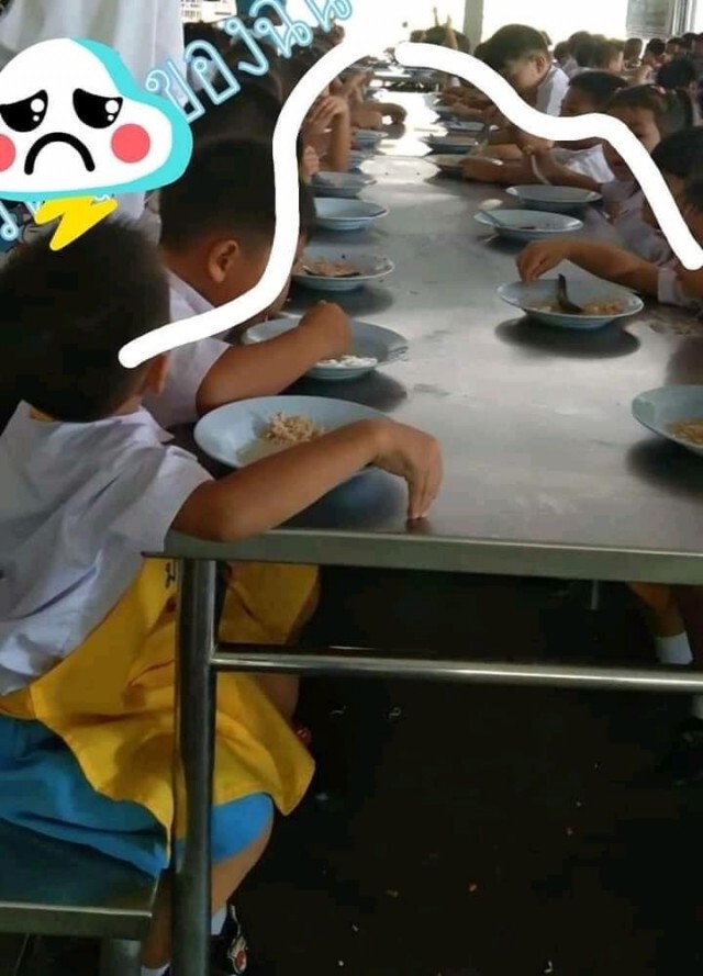 ผู้ปกครองสุดทน ข้าวกลางวันลูกกินแค่บะหมี่อืดๆ เห็นภาพแล้วถึงว่าบ่นหิวทุกวัน