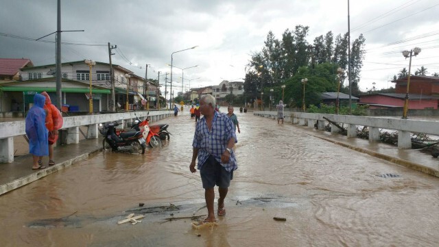 "ศรีสำโรง"อ่วม-เร่งนำกระสอบทรายป้องกันเขตเทศบาล