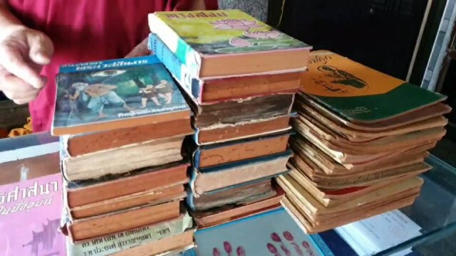 พระสะสมหนังสือโบราณอายุกว่า 100 ปีนับพันเล่ม