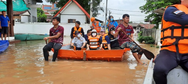ผู้ว่าฯ แพร่ล่องเรือนำอาหาร-น้ำดื่มแจกจ่ายผู้ประสบอุทกภัย