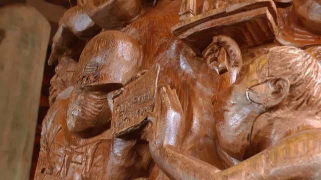 ฮือฮา! วัดดังแกะสลักเสาอุโบสถไม้สักล้อการเมือง