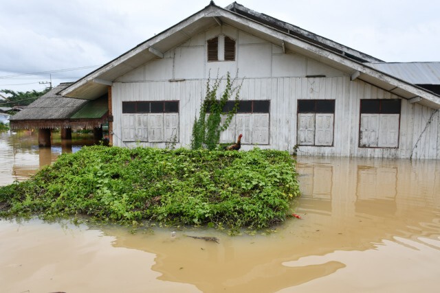 ผู้ว่าฯ แพร่ล่องเรือนำอาหาร-น้ำดื่มแจกจ่ายผู้ประสบอุทกภัย