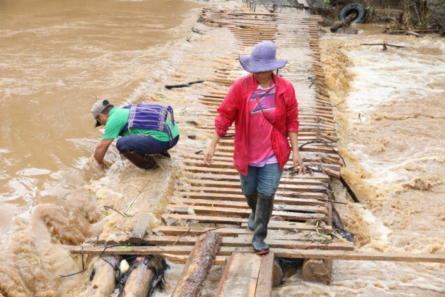 สะพานชั่วคราวข้าม "ลำน้ำแม่เตียน"ได้แล้ว