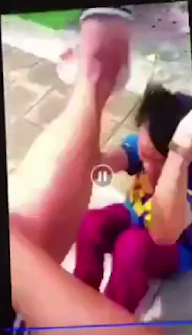 หนุ่มส่งพัสดุถูกโพสต์คลิปประจาน ให้กราบเท้า-ตบหน้า