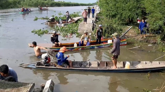 ดูแข่งเรือหางยาว แน่นจนสะพานหัก
