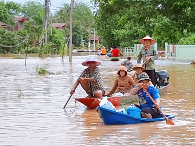 นำของใส่เรือท้องแบนช่วยประสบภัยน้ำท่วม "เวียงสา"