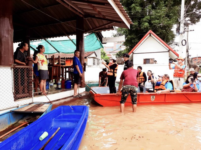 ผู้ว่าฯ แพร่ล่องเรือนำอาหาร-น้ำดื่มแจกจ่ายผู้ประสบอุทกภัย