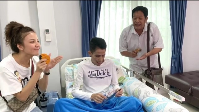 "โรเบิร์ต" ยังยิ้มได้ "จ๊ะ อาร์สยาม-โย่ง เชิญยิ้ม"มาให้กำลังใจ