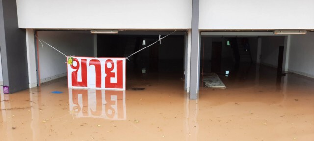 ผู้ว่าฯ แพร่ล่องเรือนำอาหาร-น้ำดื่มแจกจ่ายผู้ประสบอุทกภัย