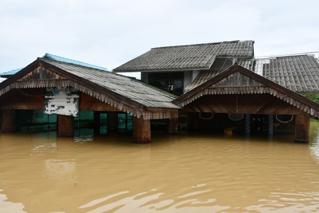 ผู้ว่าฯ แพร่ล่องเรือนำอาหาร-น้ำดื่มแจกจ่ายผู้ประสบอุทกภัย