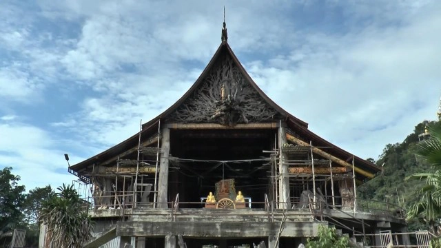 ฮือฮา! วัดดังแกะสลักเสาอุโบสถไม้สักล้อการเมือง