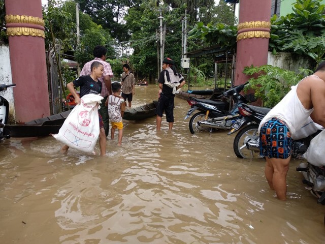 น้ำท่วม "ผาอ่าง"-ชาวเมียนมาอพยพอาศัยวัด-โรงเรียน