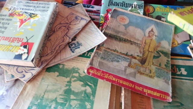 พระสะสมหนังสือโบราณอายุกว่า 100 ปีนับพันเล่ม