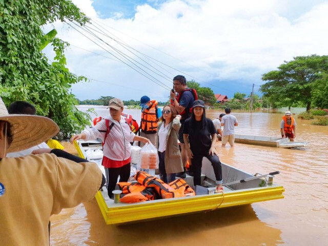 นำของใส่เรือท้องแบนช่วยประสบภัยน้ำท่วม "เวียงสา"