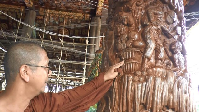 ฮือฮา! วัดดังแกะสลักเสาอุโบสถไม้สักล้อการเมือง