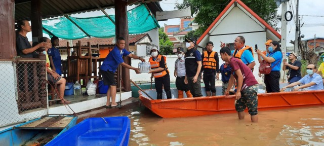 ผู้ว่าฯ แพร่ล่องเรือนำอาหาร-น้ำดื่มแจกจ่ายผู้ประสบอุทกภัย