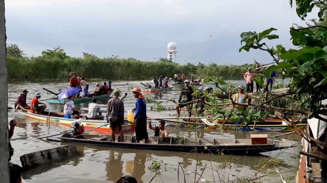 ดูแข่งเรือหางยาว แน่นจนสะพานหัก
