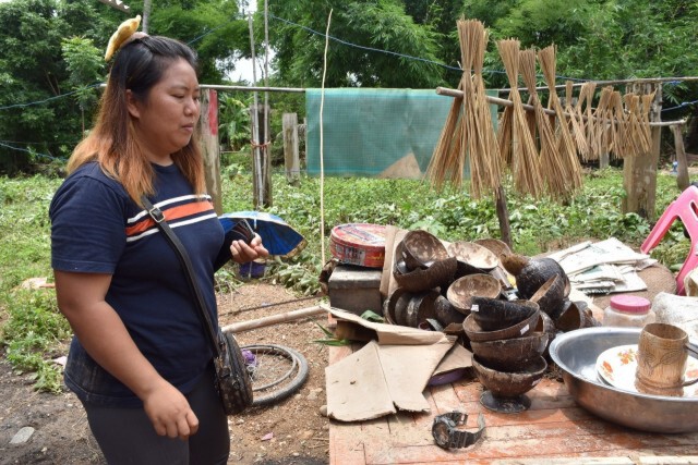 "ลุงหล้า"หัวใจไม่ท้อ น้ำป่าซัดบ้าน-อุปกรณ์ผลิตกะลามะพร้าว