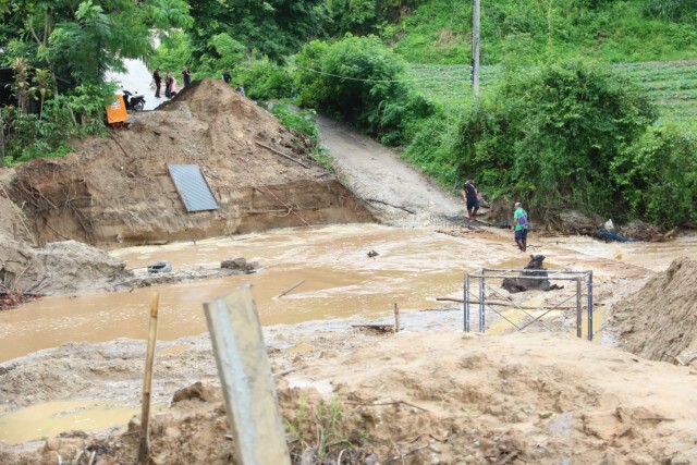 สะพานชั่วคราวข้าม "ลำน้ำแม่เตียน"ได้แล้ว