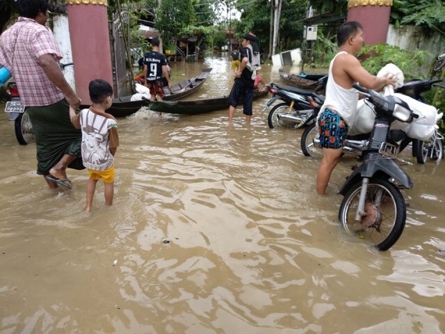น้ำท่วม "ผาอ่าง"-ชาวเมียนมาอพยพอาศัยวัด-โรงเรียน