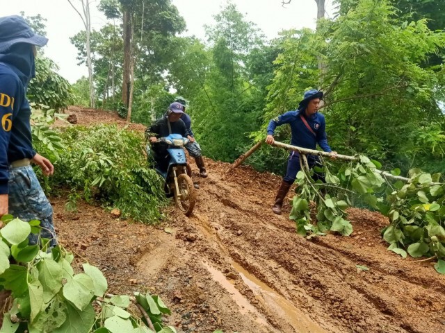 นพค.36 เคลียร์เปิดเส้นทางให้ชาวบ้าน 250 หลังคาเรือน