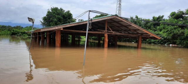 ผู้ว่าฯ แพร่ล่องเรือนำอาหาร-น้ำดื่มแจกจ่ายผู้ประสบอุทกภัย