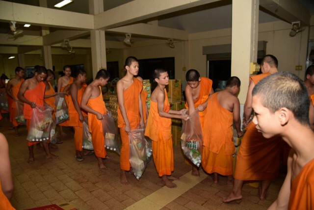 ธารน้ำใจ!วิทยาลัยสงฆ์บรรจุข้าวสาร-อาหารแห้งช่วยชาวสุโขทัย