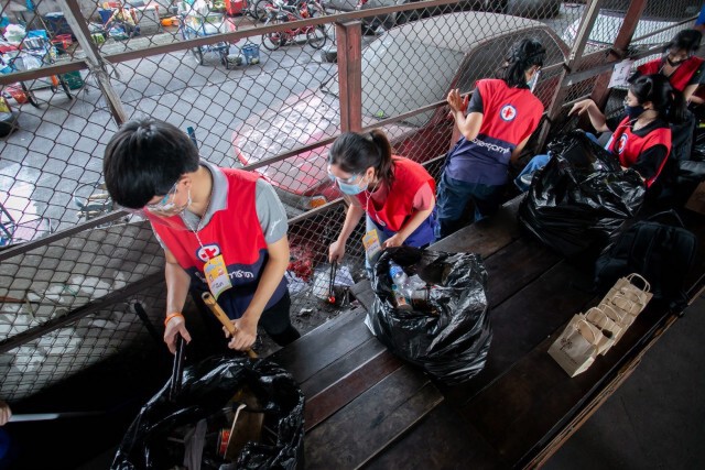 สำนักงานยุวกาชาดพาอาสายุวกาชาดให้ความรู้ชุมชนสู้โควิด -19