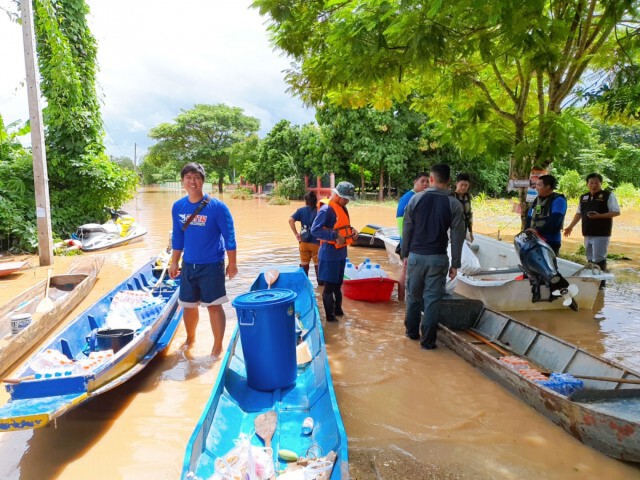 นำของใส่เรือท้องแบนช่วยประสบภัยน้ำท่วม "เวียงสา"