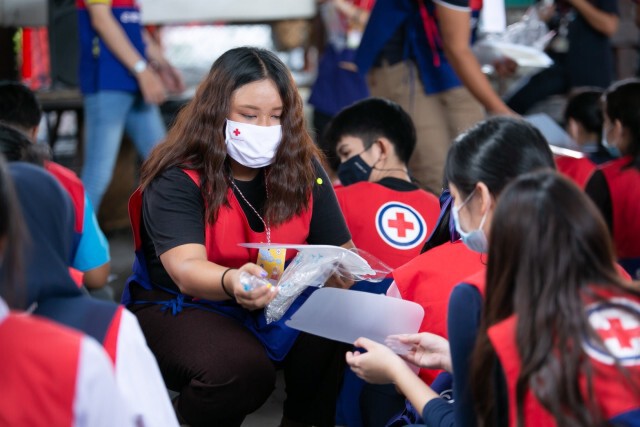 สำนักงานยุวกาชาดพาอาสายุวกาชาดให้ความรู้ชุมชนสู้โควิด -19