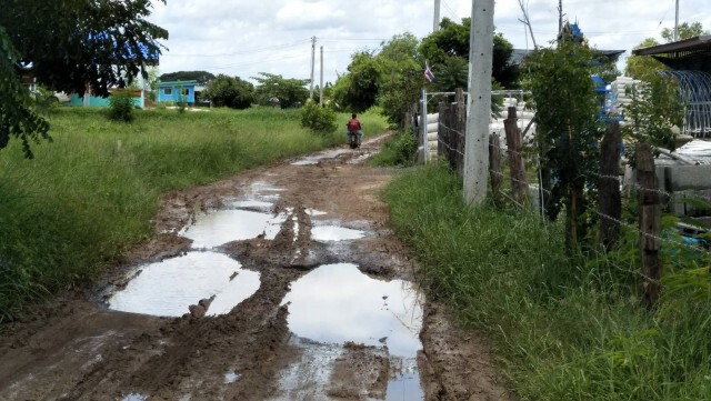 ทุกข์ชาวบ้านวอนซ่อมแซมถนนหลุมโคลน