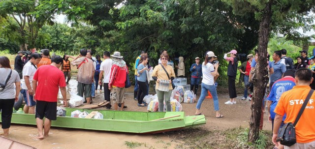 นำของใส่เรือท้องแบนช่วยประสบภัยน้ำท่วม "เวียงสา"