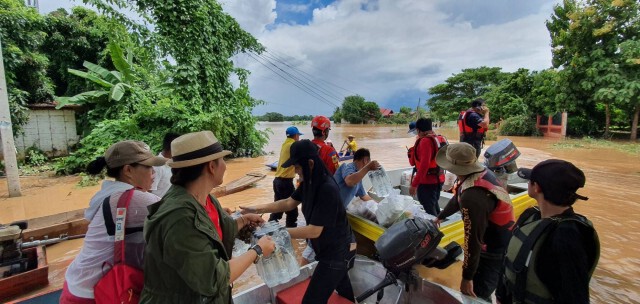 นำของใส่เรือท้องแบนช่วยประสบภัยน้ำท่วม "เวียงสา"