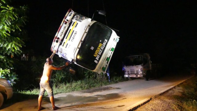GPS นำทางรถ 6 ล้อ ข้ามสะพานไม้หัก