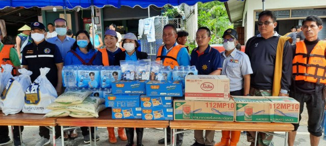 ผู้ว่าฯ แพร่ล่องเรือนำอาหาร-น้ำดื่มแจกจ่ายผู้ประสบอุทกภัย